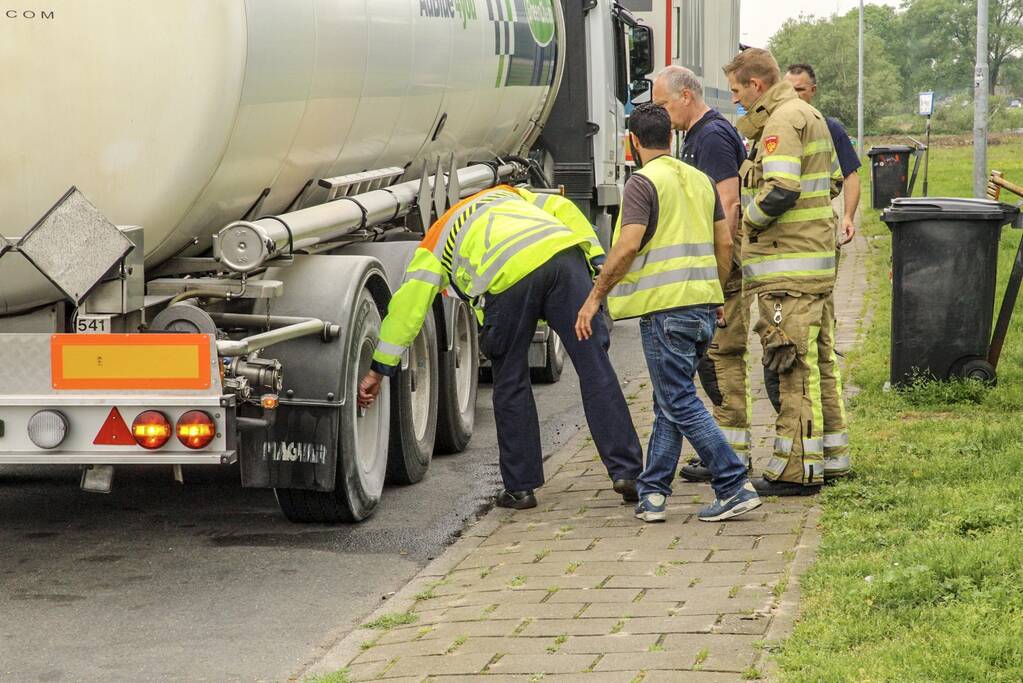 Vastgelopen remmen vrachtwagen zorgt voor brand