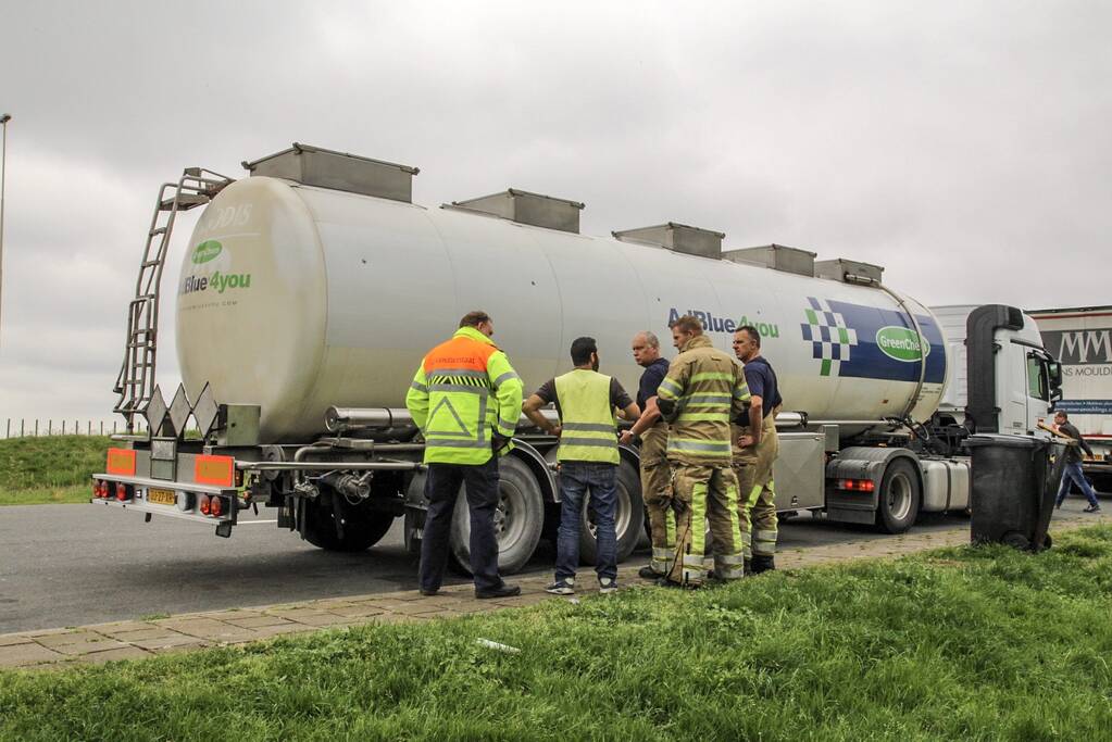 Vastgelopen remmen vrachtwagen zorgt voor brand