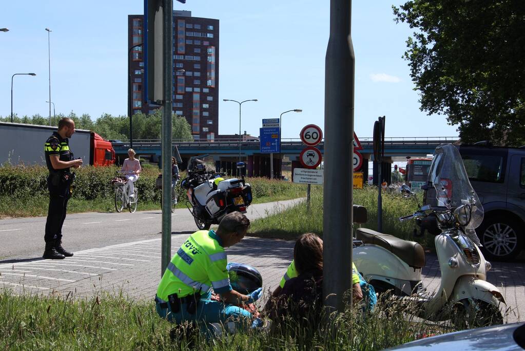 Scooterrijder gewond na botsing met auto