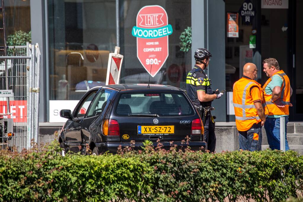 Veegwagen botst op personenauto