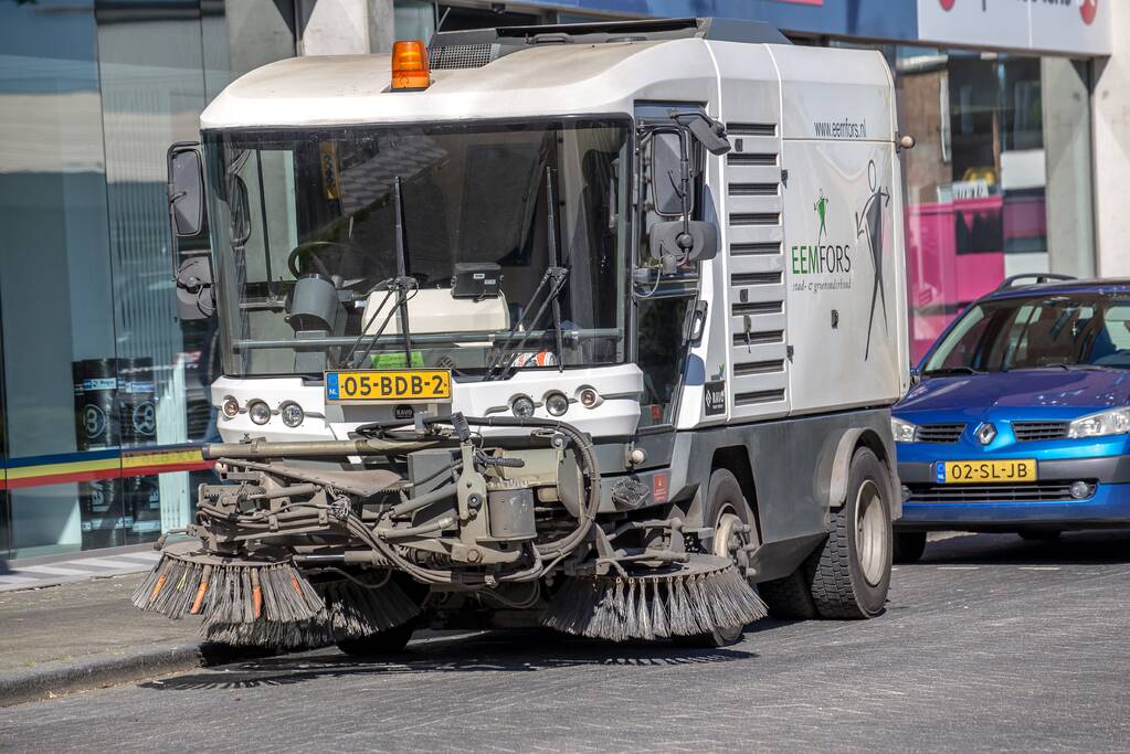 Veegwagen botst op personenauto