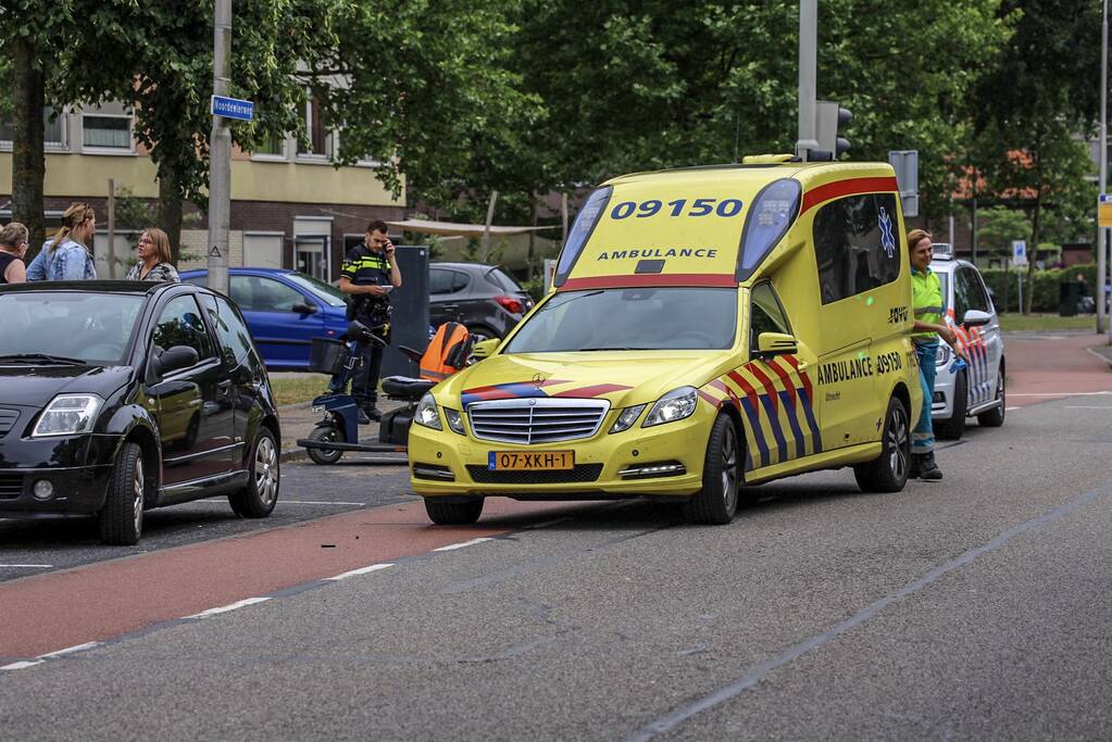 Scootmobiel van achteren aangereden; automobilist rijdt door