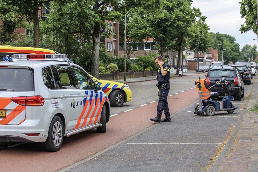 Scootmobiel van achteren aangereden; automobilist rijdt door