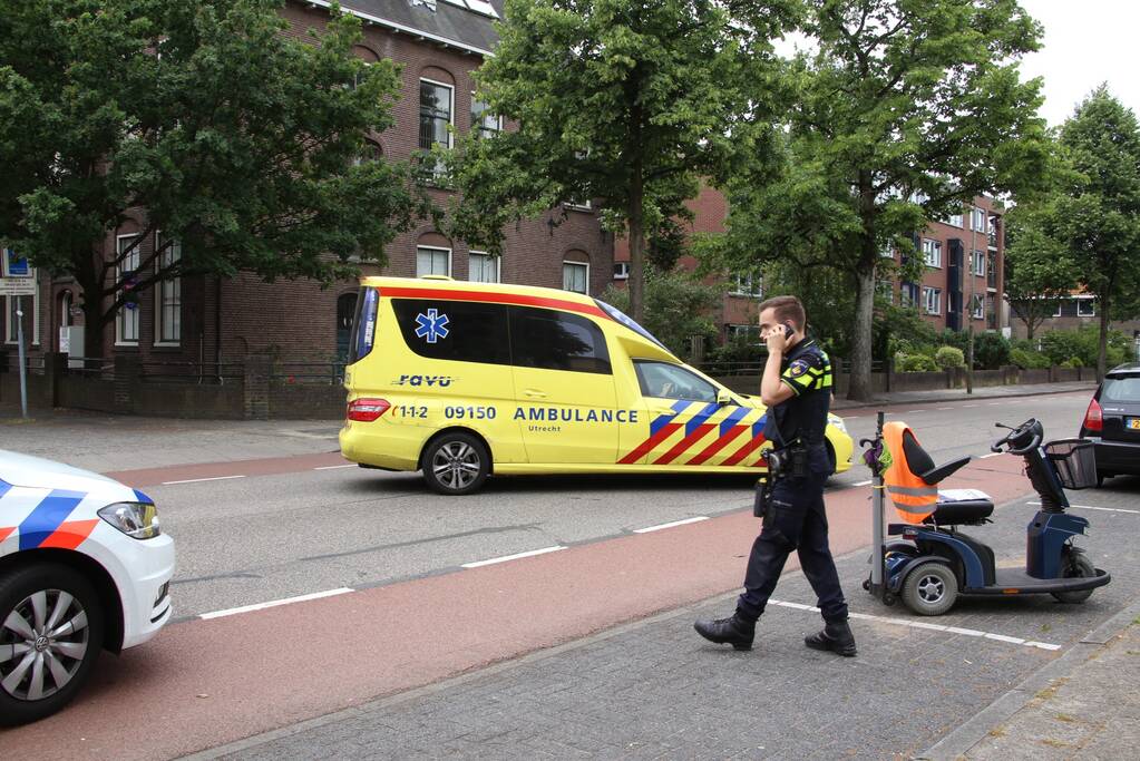 Scootmobiel van achteren aangereden; automobilist rijdt door