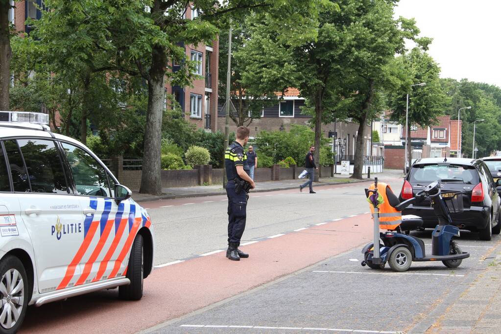 Scootmobiel van achteren aangereden; automobilist rijdt door