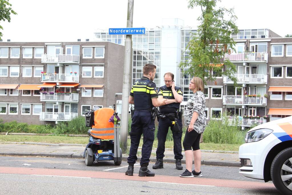 Scootmobiel van achteren aangereden; automobilist rijdt door