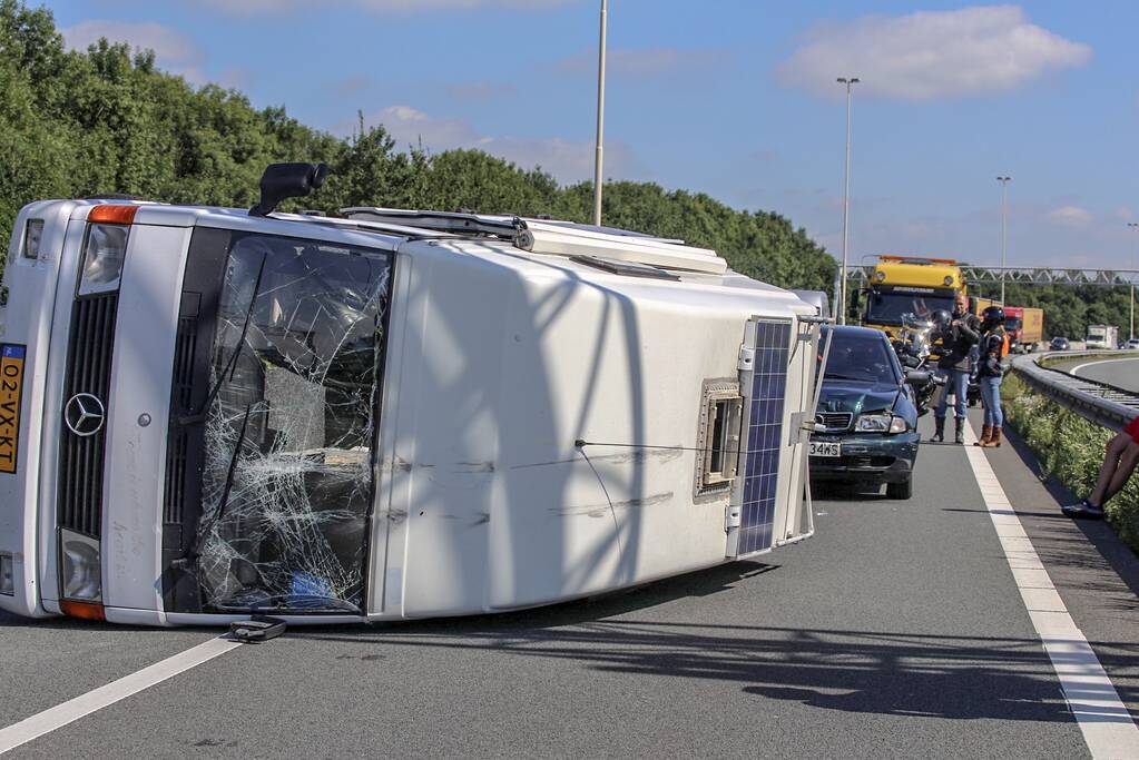 Camper gekanteld na ongeval; automobilist aangehouden