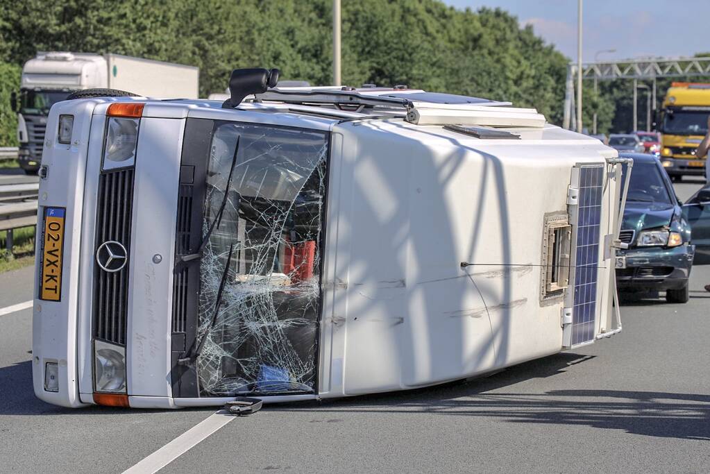 Camper gekanteld na ongeval; automobilist aangehouden