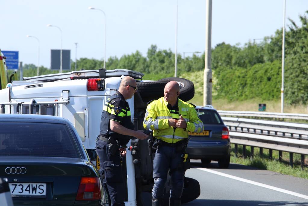 Camper gekanteld na ongeval; automobilist aangehouden