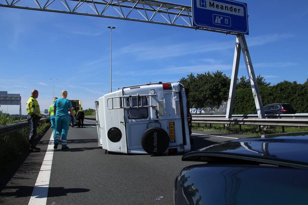 Camper gekanteld na ongeval; automobilist aangehouden