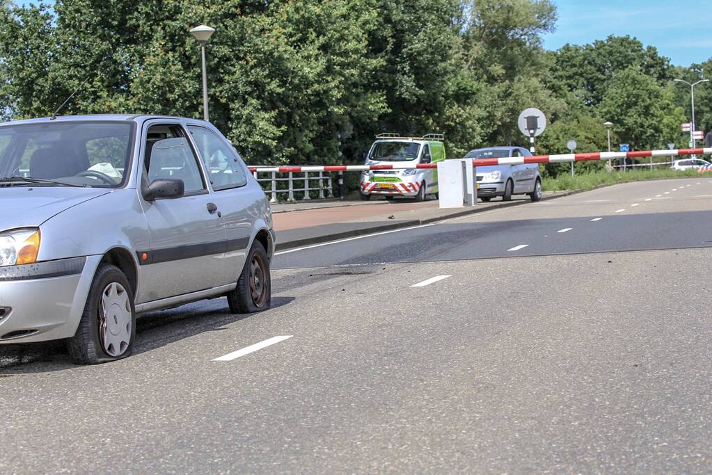 Twee auto's gelanceerd na defecte brug