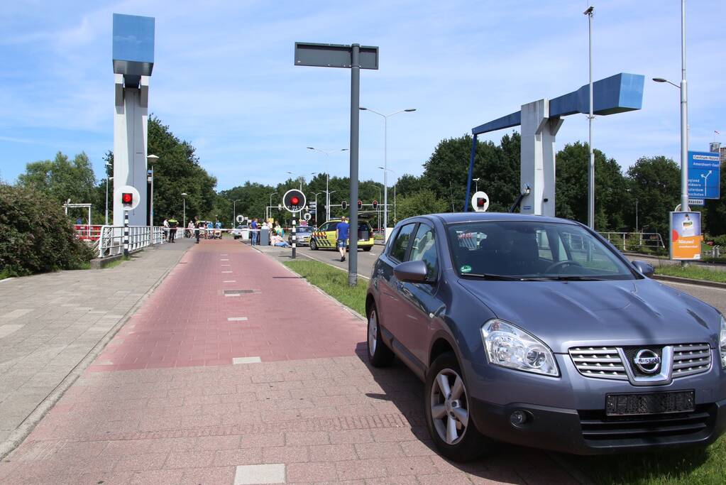 Twee auto's gelanceerd na defecte brug