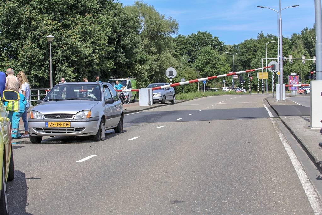 Twee auto's gelanceerd na defecte brug