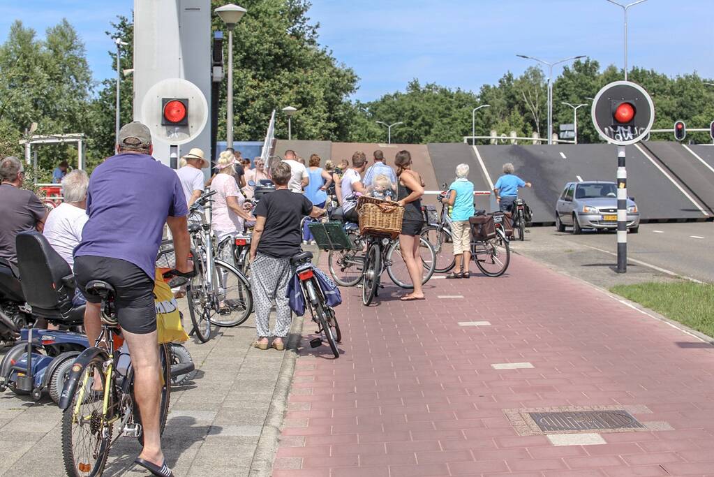 Twee auto's gelanceerd na defecte brug