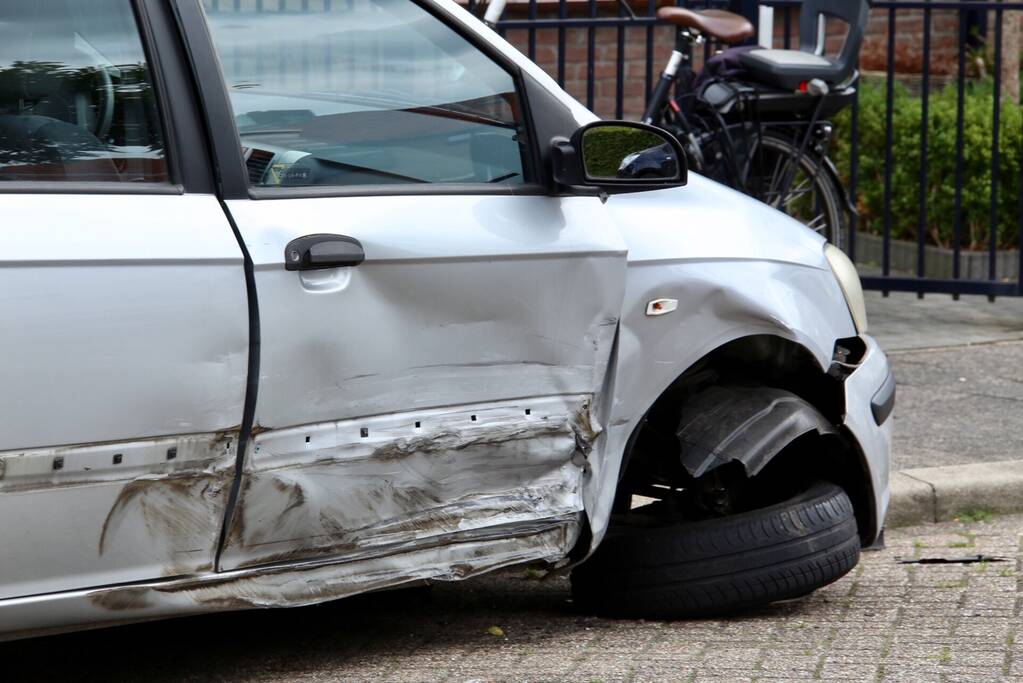 Auto rijdt in op caravan en beschadigd meerdere auto's