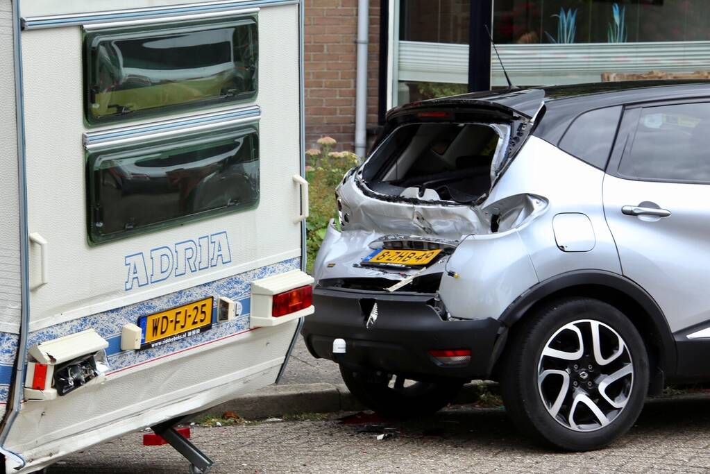 Auto rijdt in op caravan en beschadigd meerdere auto's