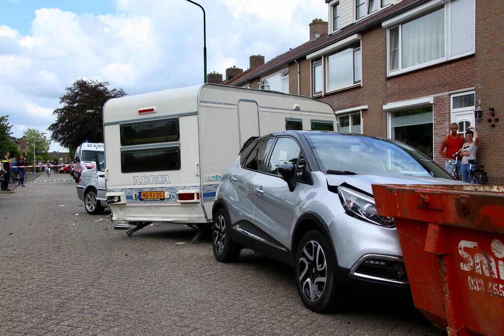 Auto rijdt in op caravan en beschadigd meerdere auto's