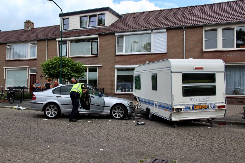 Auto rijdt in op caravan en beschadigd meerdere auto's