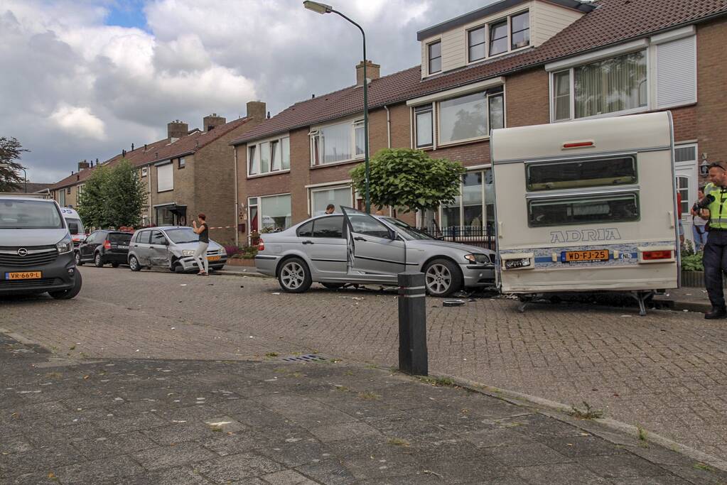 Auto rijdt in op caravan en beschadigd meerdere auto's