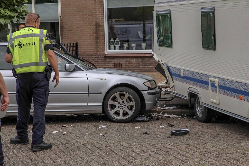 Auto rijdt in op caravan en beschadigd meerdere auto's