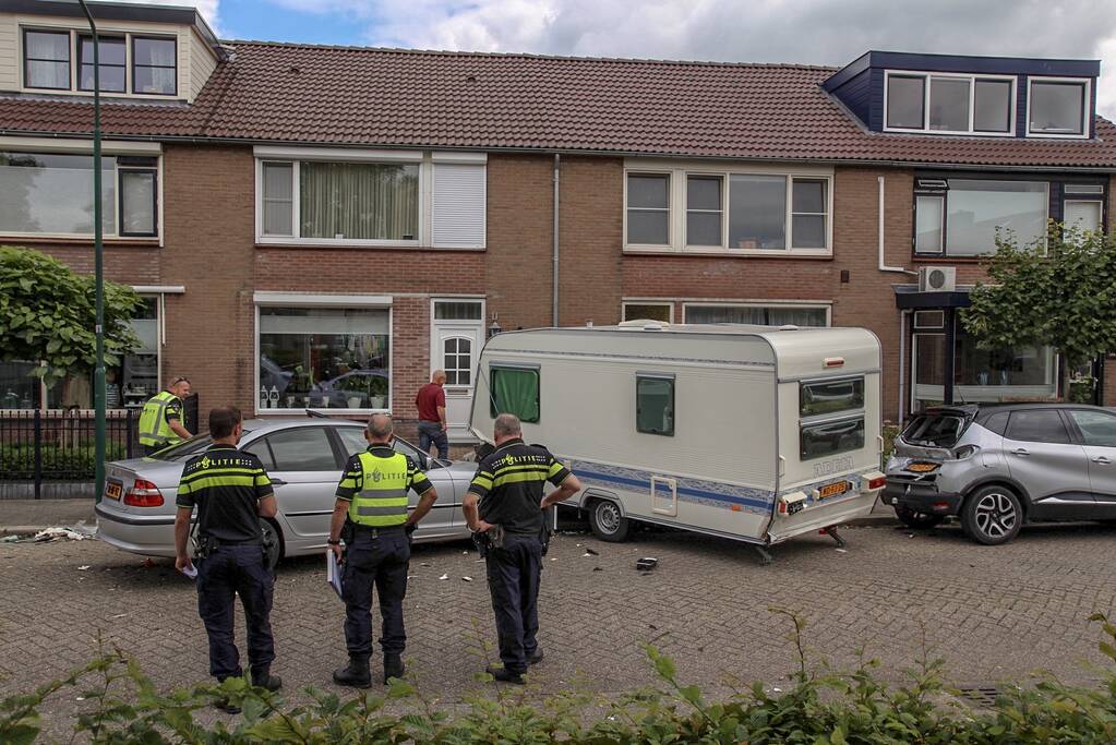 Auto rijdt in op caravan en beschadigd meerdere auto's