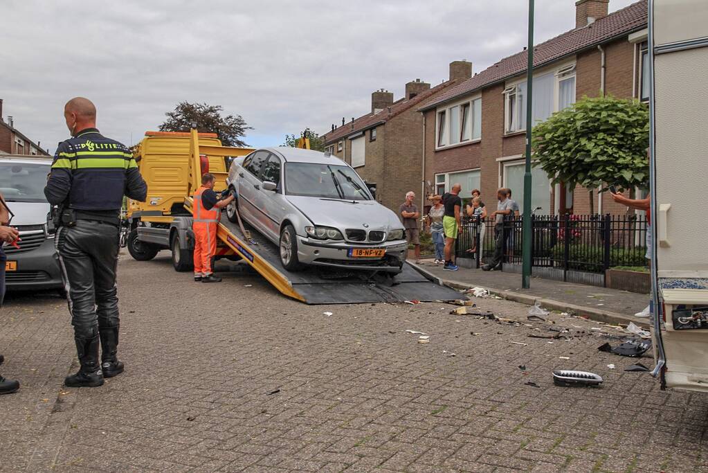 Auto rijdt in op caravan en beschadigd meerdere auto's