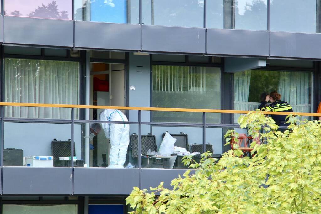 Dode man in flatwoning aangetroffen