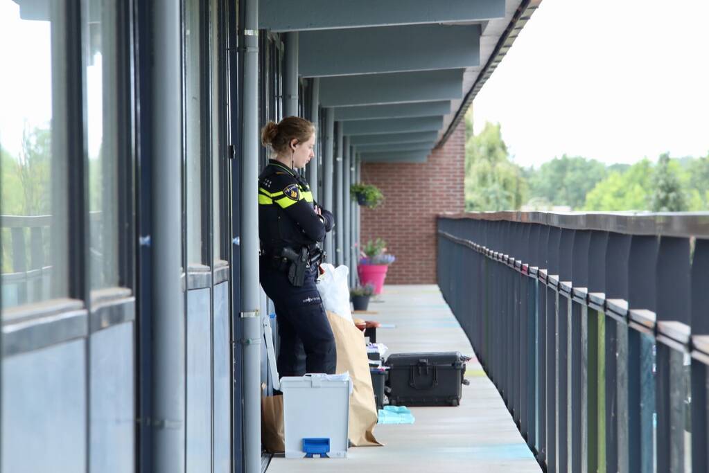 Dode man in flatwoning aangetroffen