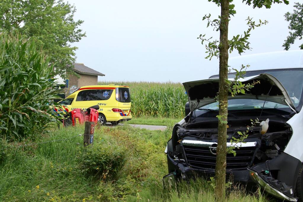 Bestelbus en auto botsen op kruising