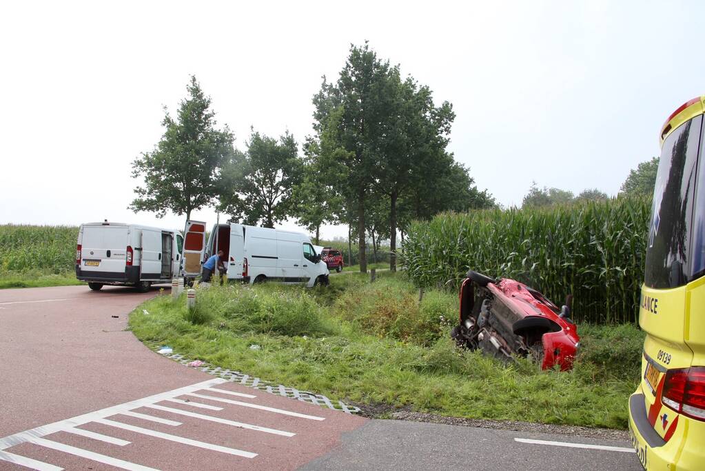 Bestelbus en auto botsen op kruising