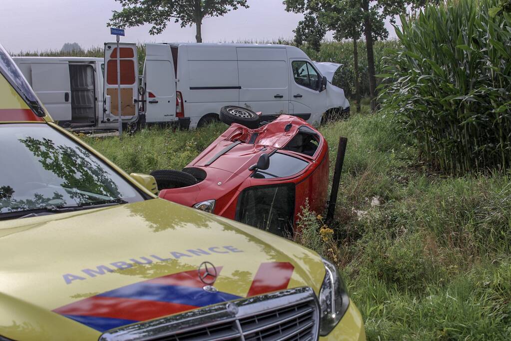 Bestelbus en auto botsen op kruising