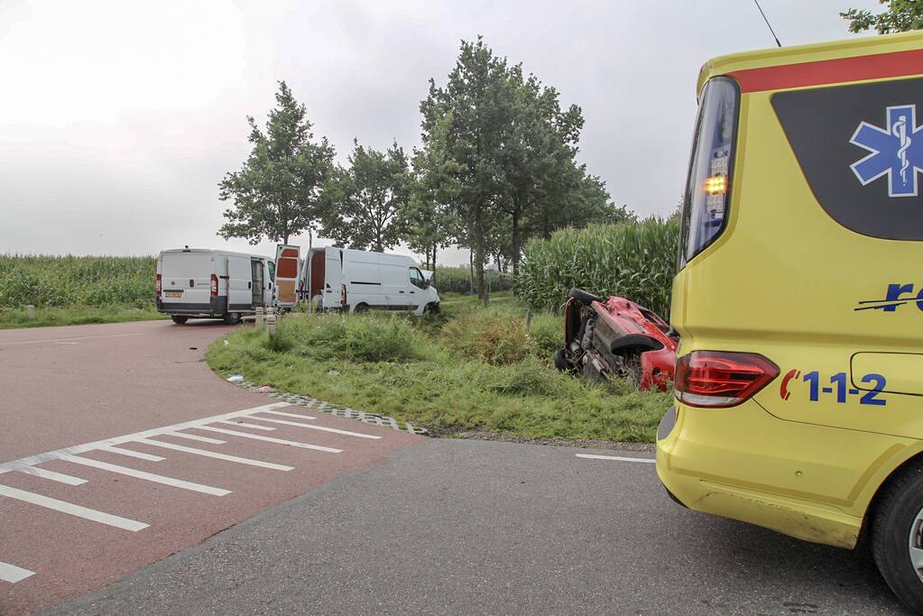 Bestelbus en auto botsen op kruising