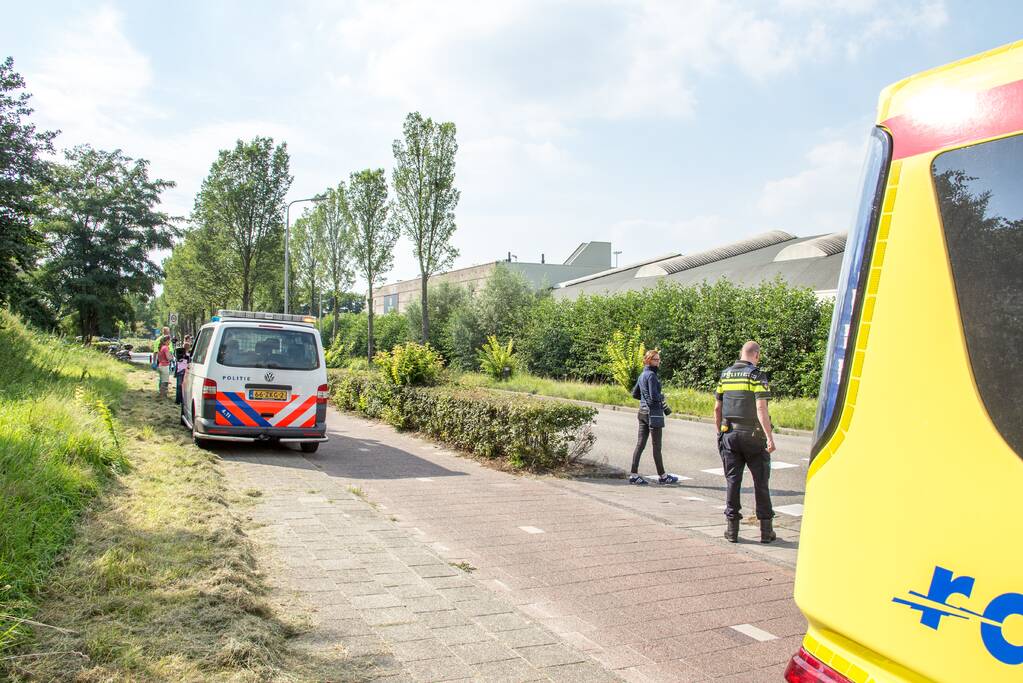 Kindje slaat over de kop tijdens het fietsen