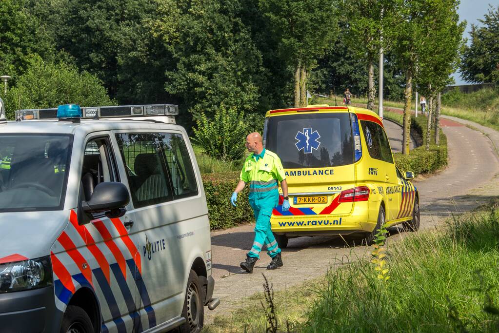 Kindje slaat over de kop tijdens het fietsen