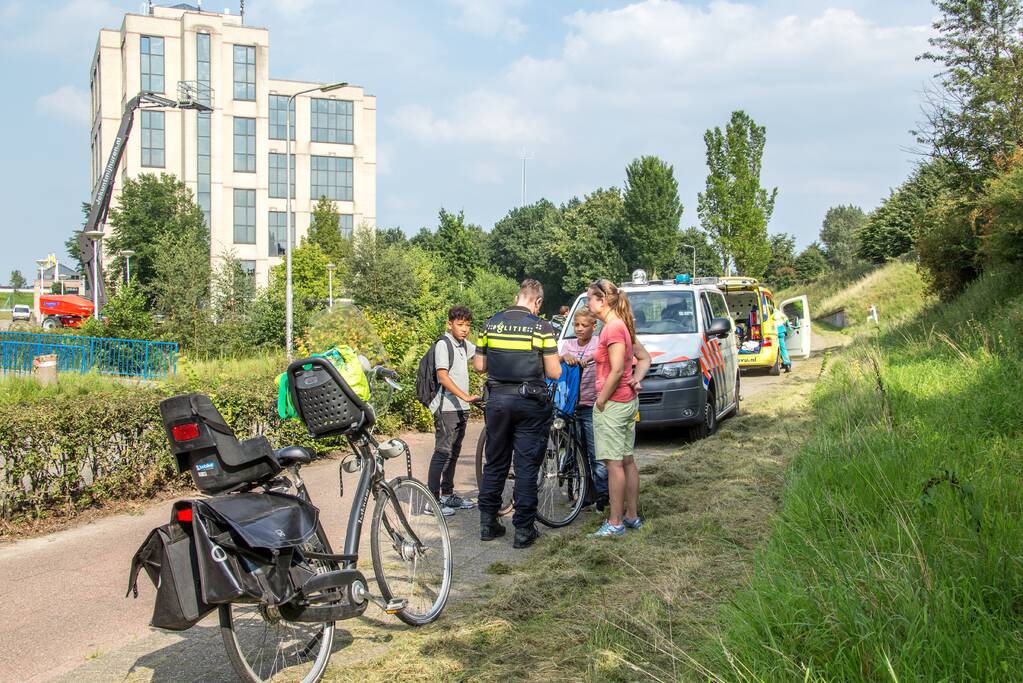 Kindje slaat over de kop tijdens het fietsen