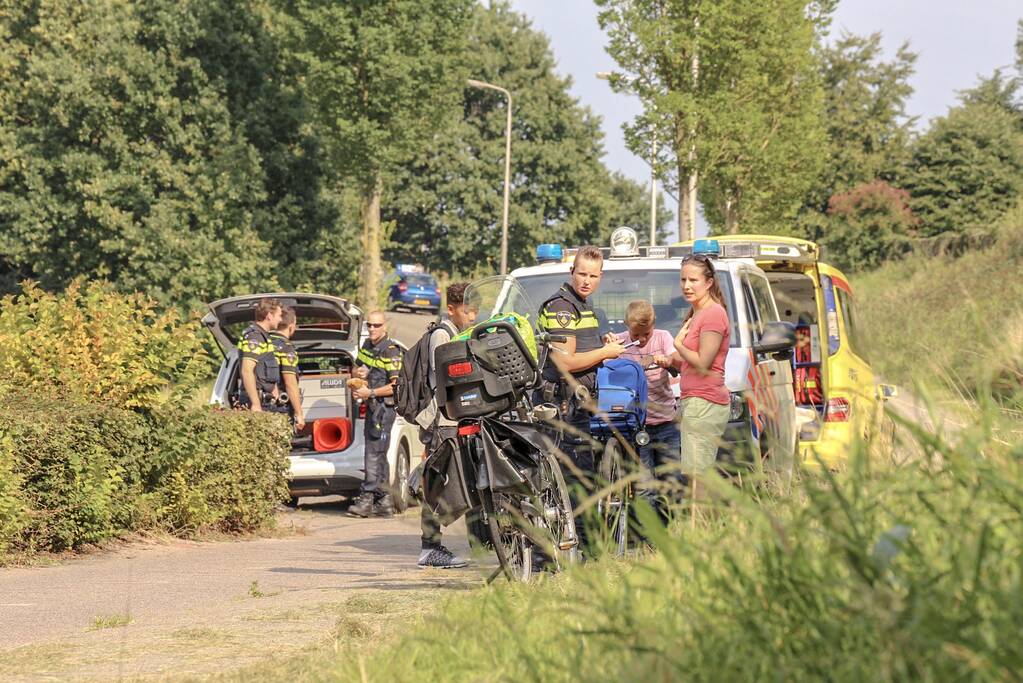 Kindje slaat over de kop tijdens het fietsen