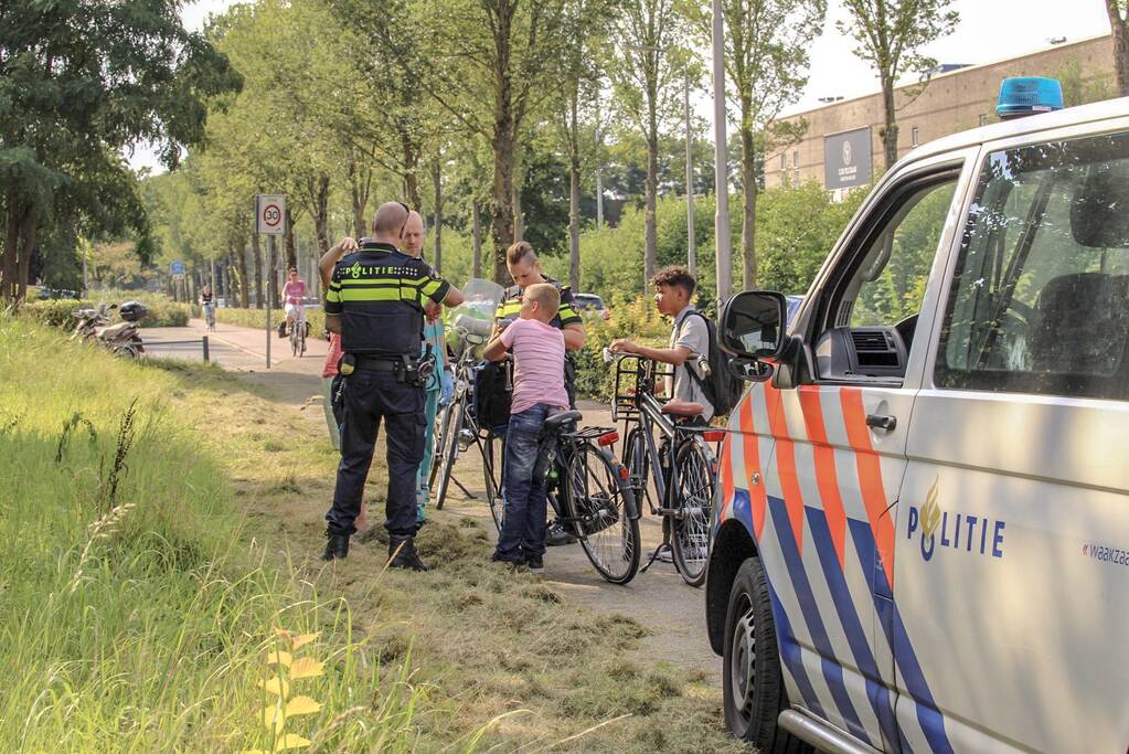 Kindje slaat over de kop tijdens het fietsen