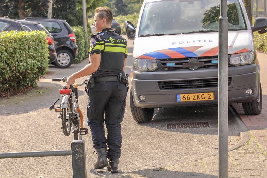 Kindje slaat over de kop tijdens het fietsen