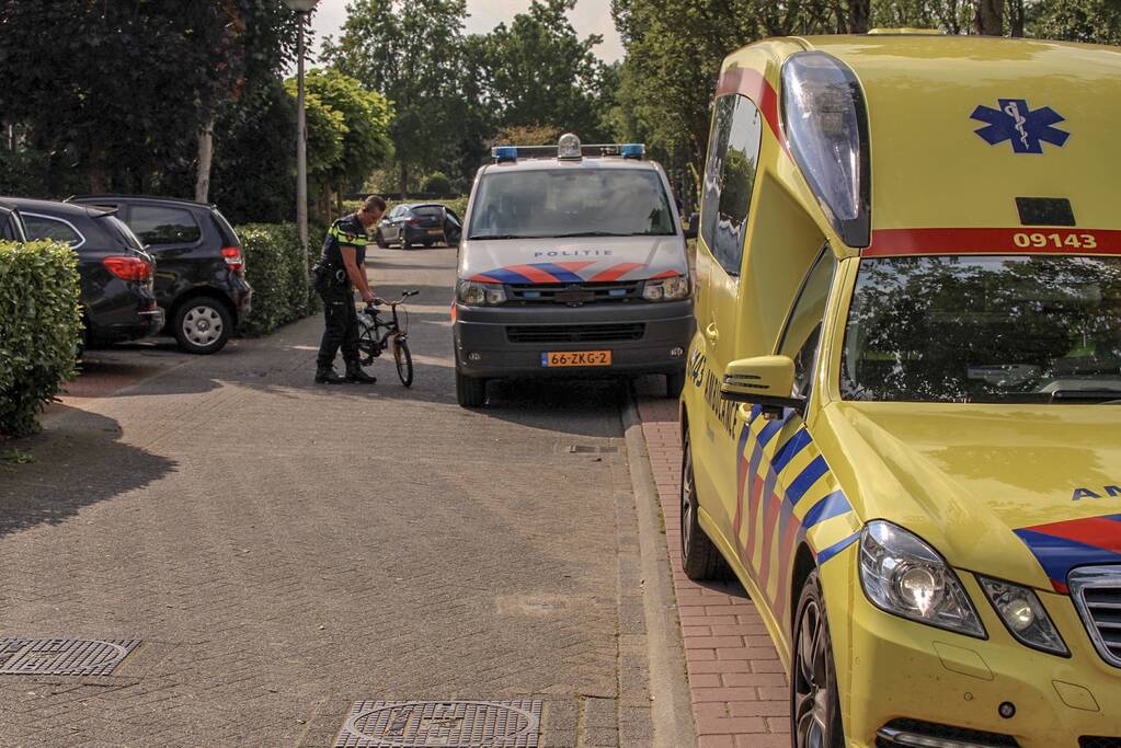 Kindje slaat over de kop tijdens het fietsen