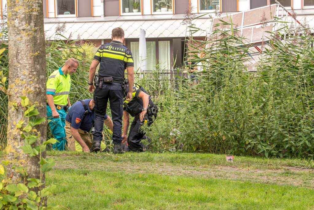 Steiger valt om schilder belandt in water