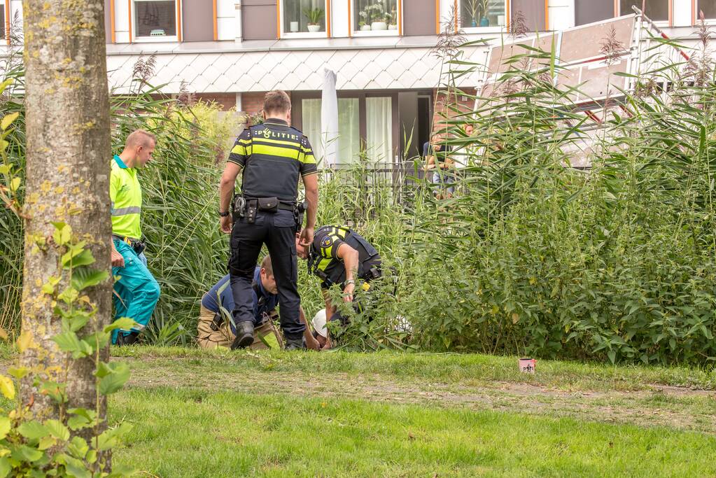 Steiger valt om schilder belandt in water