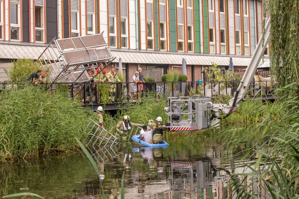 Steiger valt om schilder belandt in water