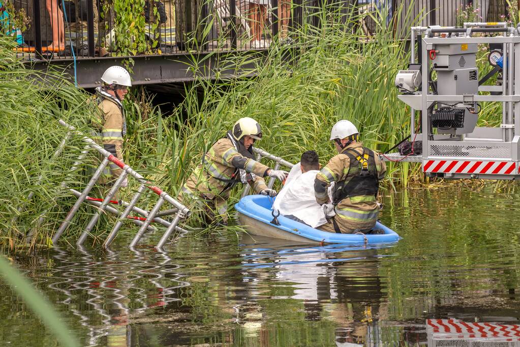 Steiger valt om schilder belandt in water