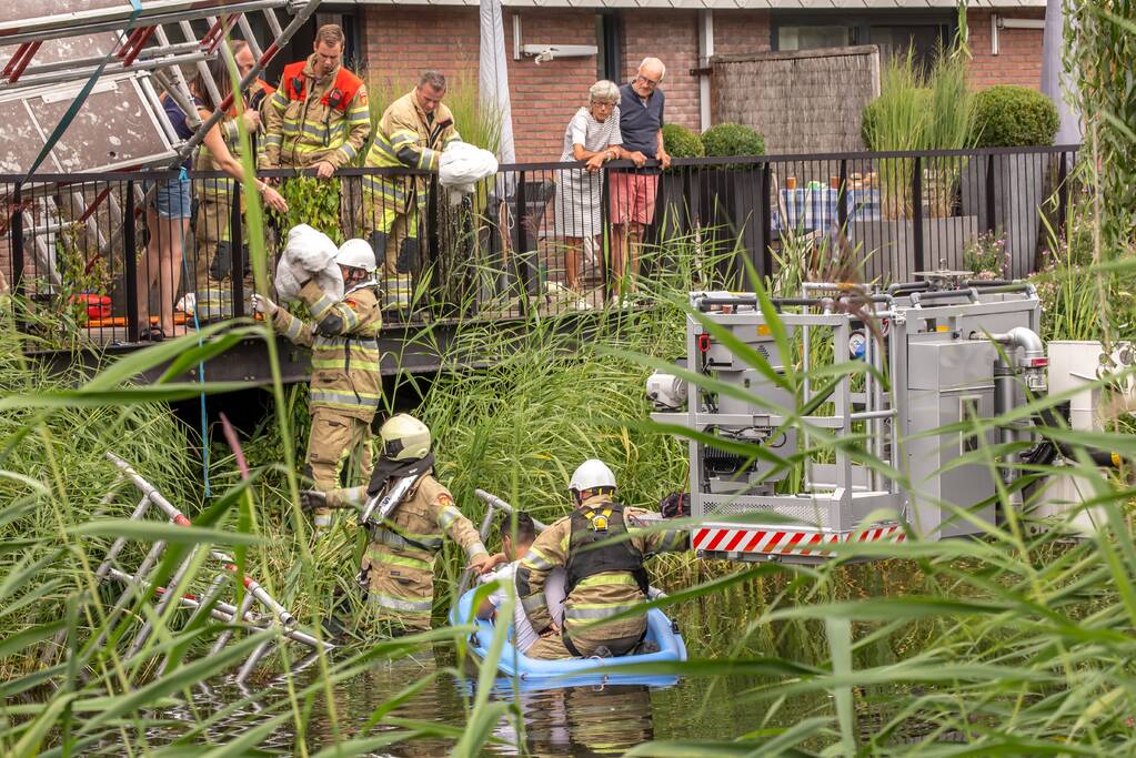 Steiger valt om schilder belandt in water