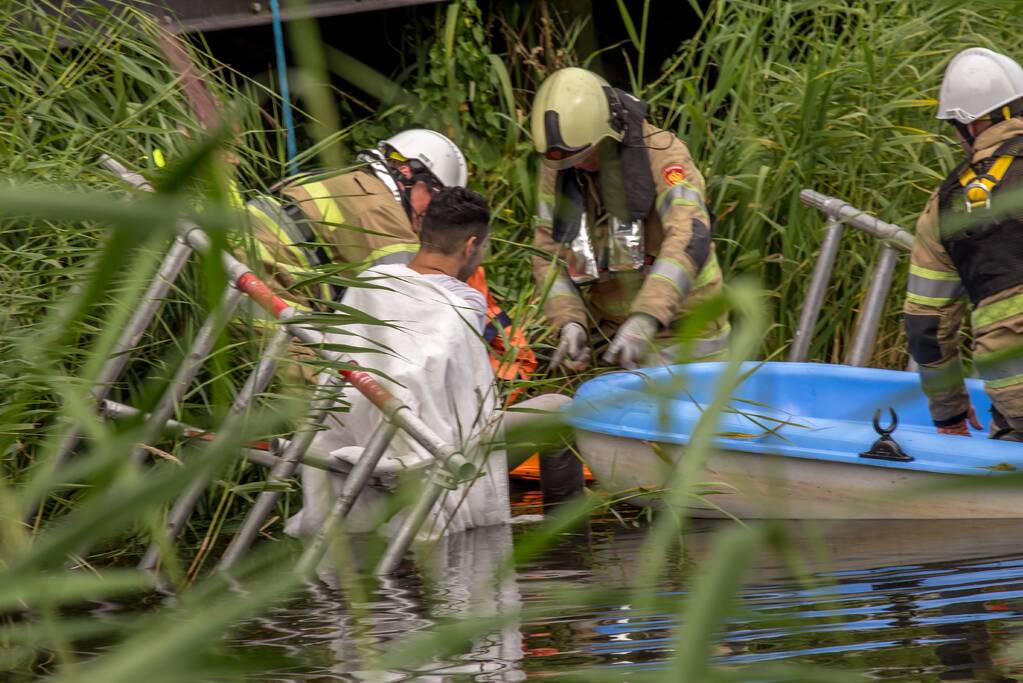 Steiger valt om schilder belandt in water