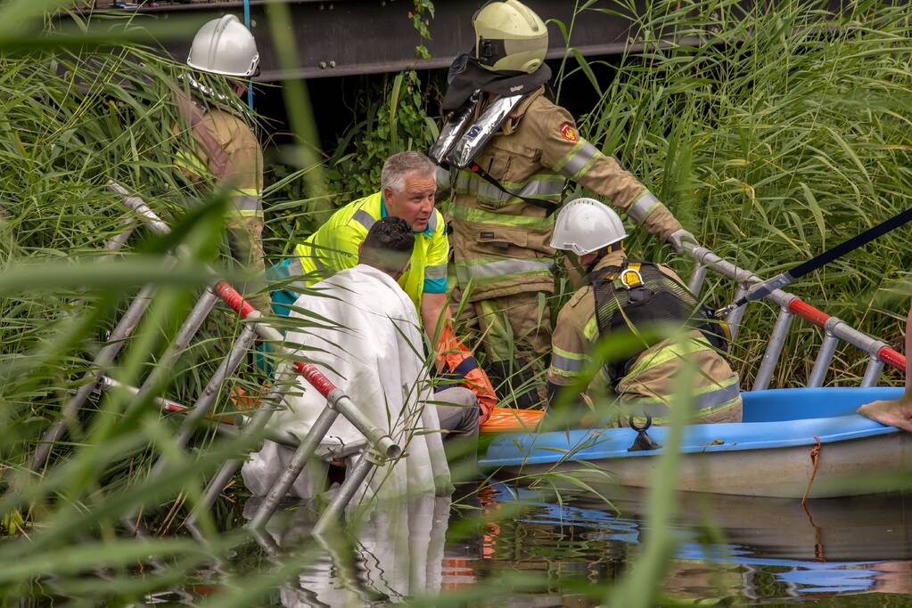 Steiger valt om schilder belandt in water