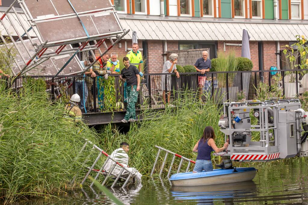 Steiger valt om schilder belandt in water