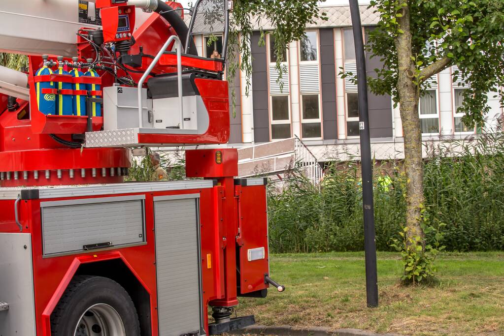 Steiger valt om schilder belandt in water