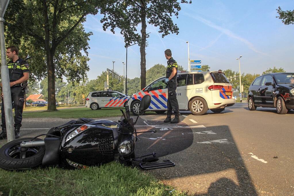 Scooterrijder gewond na aanrijding auto