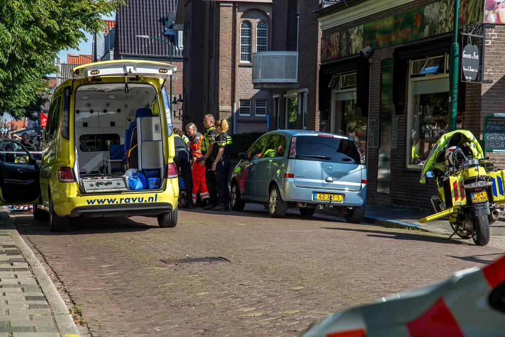 E-bikester ernstig gewond na knal tegen autoportier